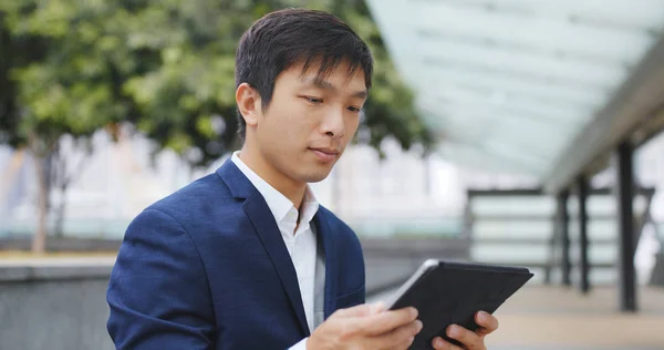 Empresário Usando Computador Tablet — Fotografia de Stock