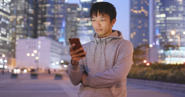 Hombre Trabajando Teléfono Inteligente Ciudad Por Noche —  Fotos de Stock