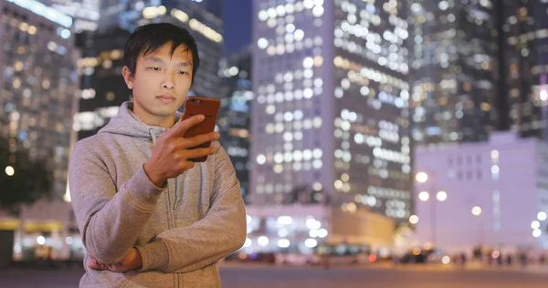 Uomo Che Utilizza Telefono Cellulare Notte — Foto Stock