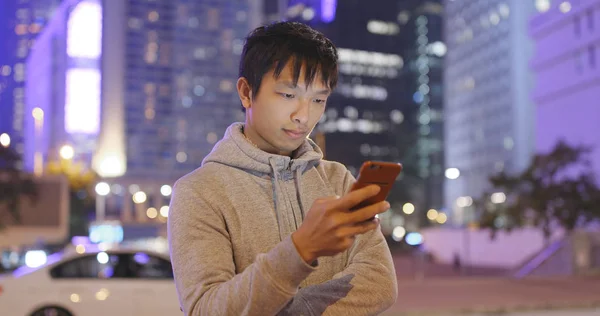 Man Använder Mobiltelefon Staden Natten — Stockfoto