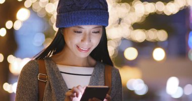 cep telefonuyla şehirde gece kadın 