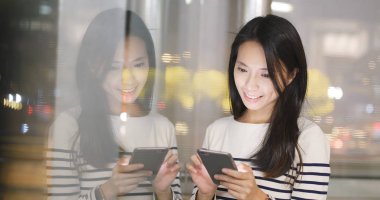 Şehirde akıllı telefon kullanan bir kadın 