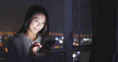 cep telefonu evde kullanan kadın 