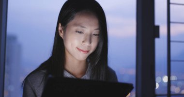 Genç kadın evde tablet bilgisayarda izliyorum 