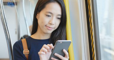 Tren bölmesi yanıtlama müşteri mesajı için cep telefonu kullanarak cep telefonu, mobil ofis kavramı, çalışan kadın 