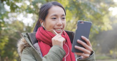 Kadın parkta cep telefonu üzerinde söz 