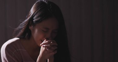 Hristiyan kadınlar karanlık odada dua