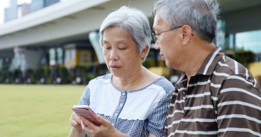 Üst düzey emekli çift, açık istimal hareket eden telefon 
