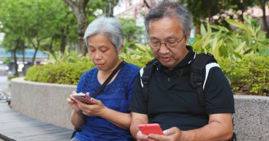 Cep telefonuyla birlikte Asya yaşlı çift 