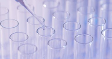 Laboratuvarda analiz ya da araştırma yapan bilim adamları