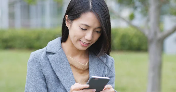 Mulher Usando Telefone Celular Cidade — Fotografia de Stock