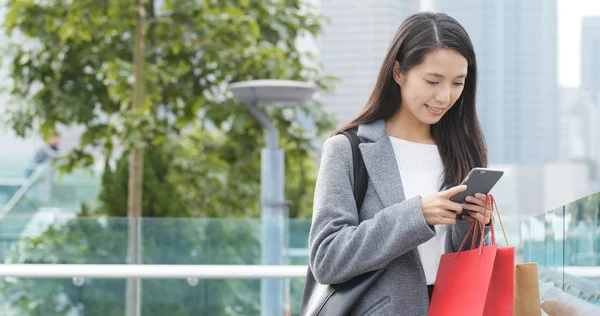 Shopping Frau Benutzt Handy Und Hält Papiertüten Der Hand — Stockfoto