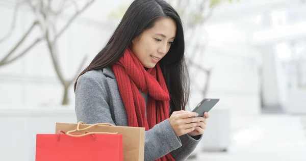 Mujer Mira Teléfono Móvil Con Bolsas Compras —  Fotos de Stock