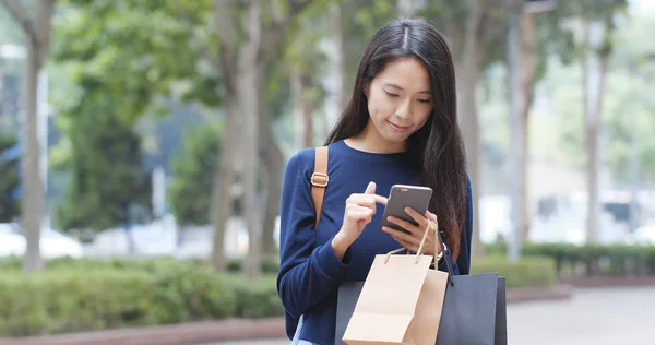 Mujer Compras Sosteniendo Bolsas Papel Utilizando Teléfono Celular —  Fotos de Stock