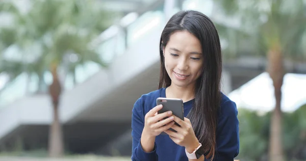 Kvinna Med Hjälp Mobiltelefon Utomhus — Stockfoto