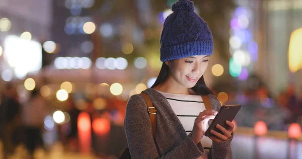 Junge Frau Nutzt Nachts Handy Der Stadt — Stockfoto