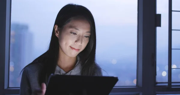 Mujer Usando Tableta Por Noche — Foto de Stock