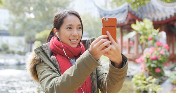 Jeune Femme Faisant Flux Direct Sur Téléphone Mobile Bavarder Avec — Photo