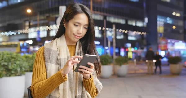 Mulher Usando Telefone Celular Cidade Inverno — Fotografia de Stock