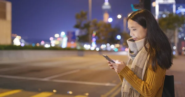 Mujer Esperando Para Caminar Carretera Tráfico Mirar Teléfono Celular —  Fotos de Stock