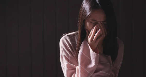Deprimerad Kvinna Gråter Ensam Mörkret — Stockfoto