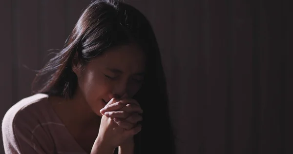 Christian Women Praying Dark Room — Stock Photo, Image