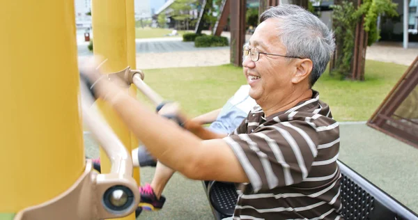 年长的夫妇在室外健身房锻炼 — 图库照片