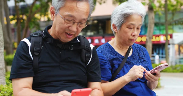 Couple Aîné Utilisant Téléphone Portable Dans Parc Ville — Photo
