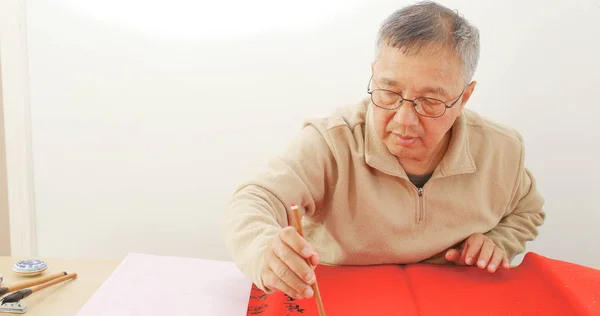 Old Man Writing Chinese Calligraphy Red Paper Lunar New Year — Stock Photo, Image