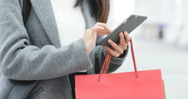 Close Mulher Usando Telefone Celular Segurando Sacos Compras — Fotografia de Stock