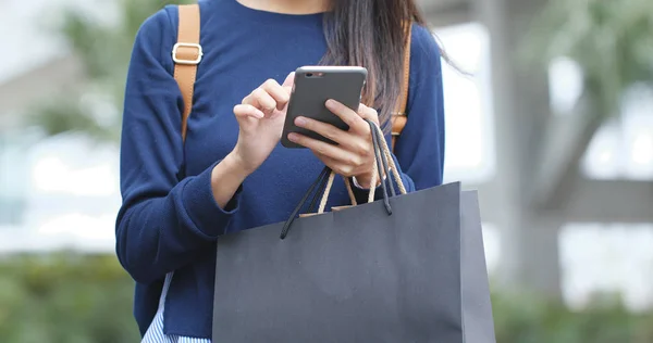 Vrouw Met Behulp Van Mobiele Telefoon Wachtruimten Shopping Tassen — Stockfoto