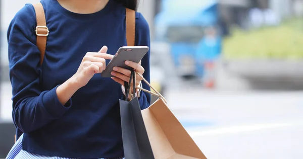 Frau Hält Papiertüten Und Benutzt Handy — Stockfoto