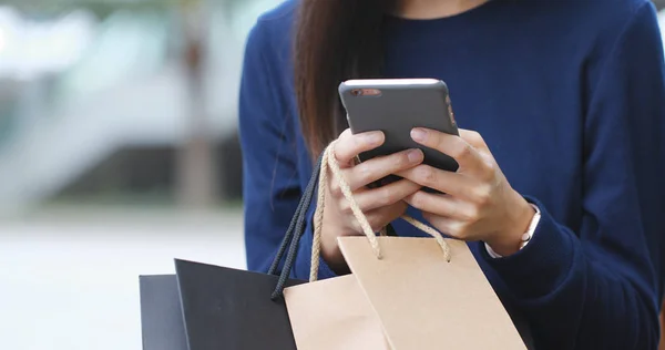 Mujer Usando Teléfono Móvil Con Bolsas Compras —  Fotos de Stock