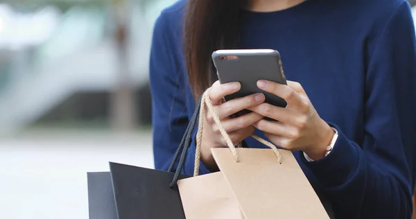 Frau Benutzt Handy Mit Einkaufstasche — Stockfoto