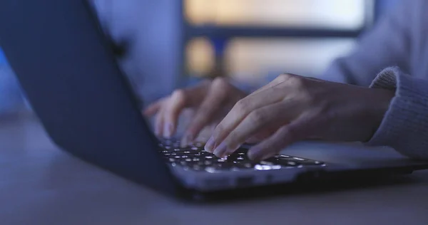 Femme Travaillant Sur Ordinateur Portable Nuit — Photo