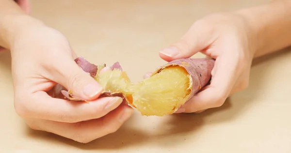 Person Reißen Gegrillte Süßkartoffeln — Stockfoto