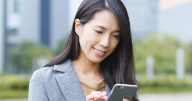 Parkta Smartphone kullanan kadın 