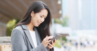 Cep telefonu kullanan kadın 