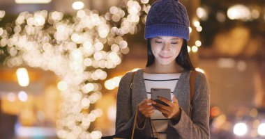 cep telefonuyla şehirde gece kadın 