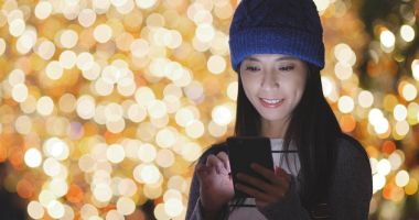 Geceleri cep telefonu kullanan bir kadın. 