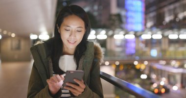 Asyalı kadın Hong Kong cep telefonu kullanarak 