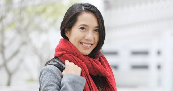 Jovem Mulher Asiática Sorrindo Para Câmera — Fotografia de Stock
