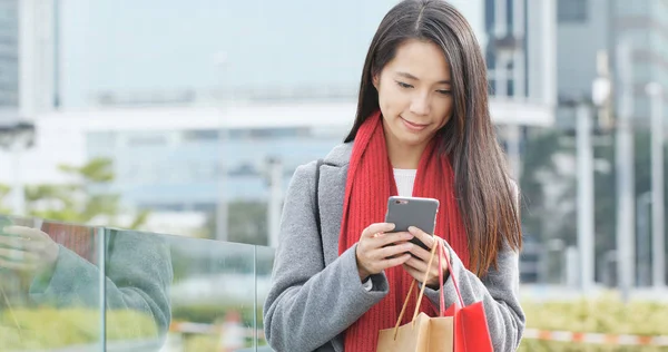 Frau Benutzt Handy Und Hält Einkaufstasche Der Hand — Stockfoto