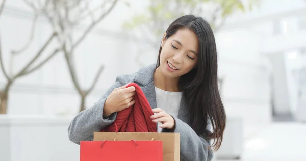Megjelenés Bevásárló Táskák Figyelembe Véve Piros Sál Vásárlás Után — Stock Fotó