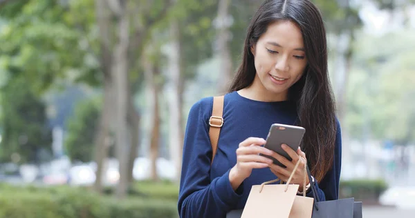 Kvinna Med Hjälp Mobiltelefon Och Påsar — Stockfoto