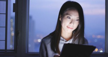 evde tablet bilgisayar kullanan kadın 