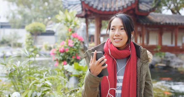 Mulher Ouvir Fone Ouvido Navegar Internet Telefone Celular China — Fotografia de Stock