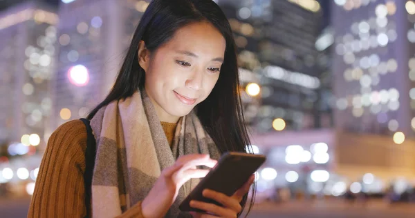 Mujer Asiática Usando Smartphone Aire Libre —  Fotos de Stock