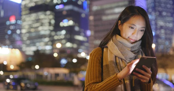 Frau Nutzt Smartphone Nachts Der Stadt — Stockfoto
