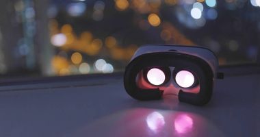 Geceleri film oynarken Vr kulaklık 